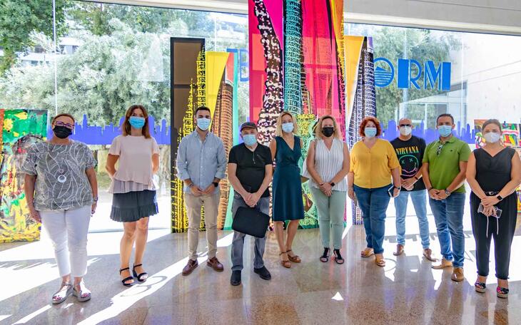 Rivera con el concejal de cultura, Jaime Jesús Pérez, y otros miembros de la Corporación Municipal.