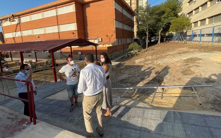 El Ayuntamiento renueva la cornisa del CEIP Puig Campana y mejora la accesibilidad en entradas y patios