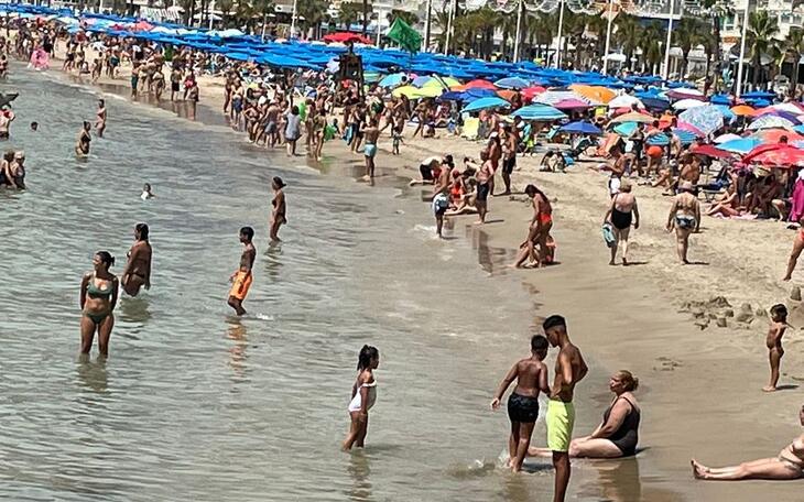 Ciudadanos denuncia la falta de espacio de uso libre en la zona de la playa del Rincón de Loix de Benidorm