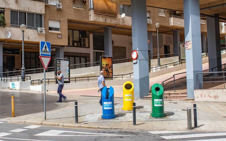 Los contenedores de ‘quita y pon’ llegan a la calle Tulipanes y a la plaza El Carrasco 