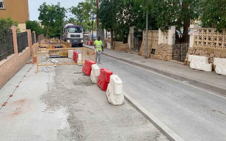 Benidorm amplía las aceras de la calle Denia, en La Cala, para hacerla más accesible