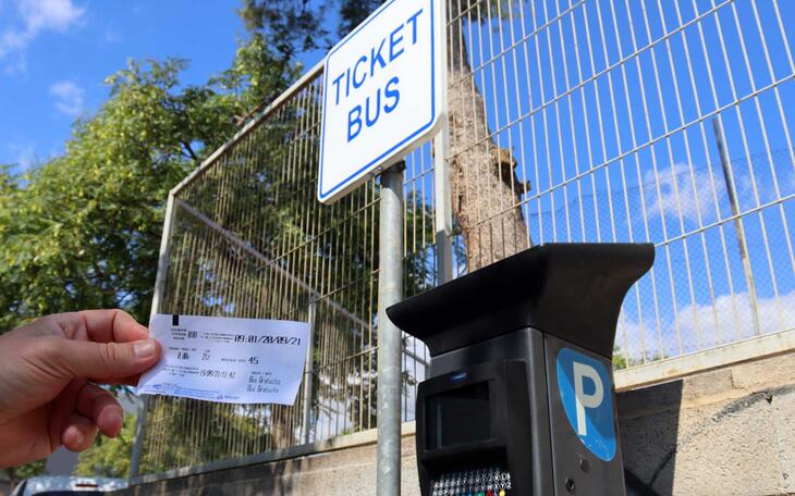Parquímetro en parking disuasorio para conectar gratis con el transporte urbano