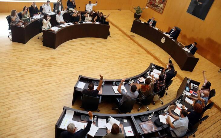 El pleno aprueba una moción de apoyo y solidaridad con los evacuados y damnificados en la isla de Palma por la erupción del volcán