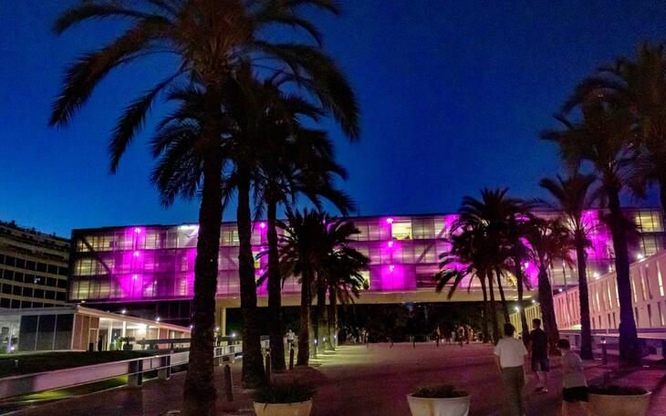 El Castell, El Tossal y Ayuntamiento, de rosa en apoyo a la lucha contra el cáncer de mama