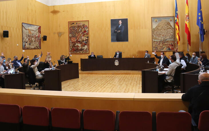 El pleno aprueba una rebaja del tipo impositivo del IBI, del impuesto de vehículos y mantener sin cobrar la tasa de mesas y sillas en 2022 