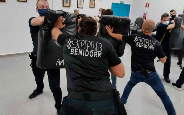 20 policías locales participan en un curso sobre la utilización preventiva del bastón extensible