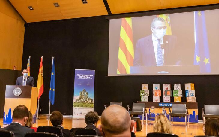 Toni Pérez se dirige a los asistentes en la Jornada de Sostenibilidad Hotelera y Responsabilidad Social.