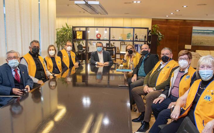 Toni Pérez recibe a la nueva directiva del Club de Leones 