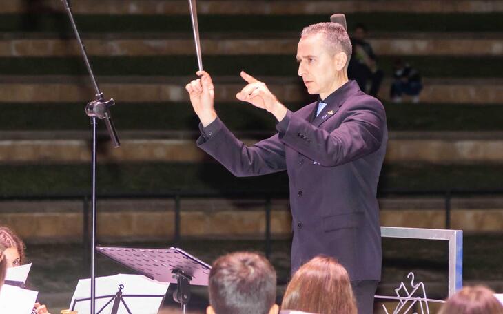 Rovira Peretó dirige la Banda Sinfónica de la SM La Nova de Benidorm.