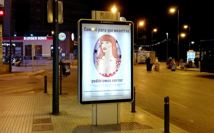 Los carteles contra la violencia de género del alumnado del IES Pere Mª Orts i Bosch, en las calles de Benidorm