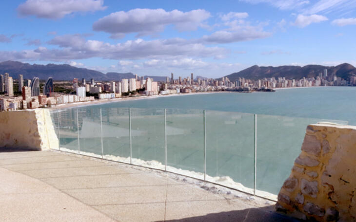 Benidorm instal·la baranes de cristall al Tossal, que registra més de 2.200 visitants des de començaments d