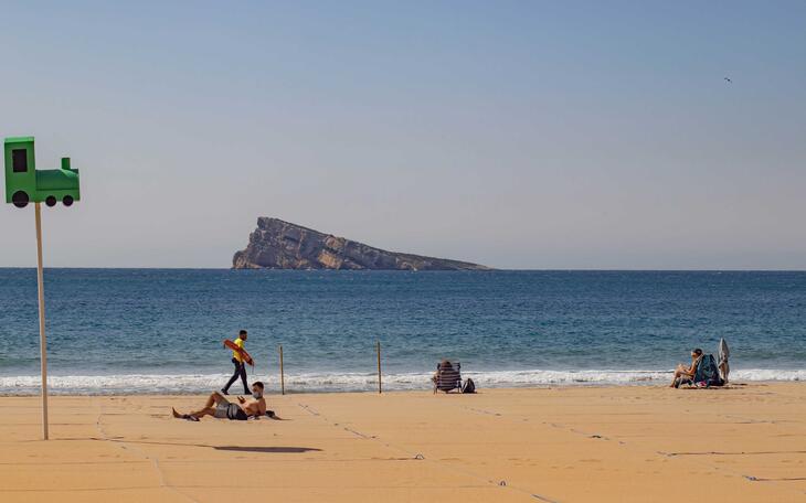 Benidorm refuerza el dispositivo informativo de las playas con el personal del programa ECOVID