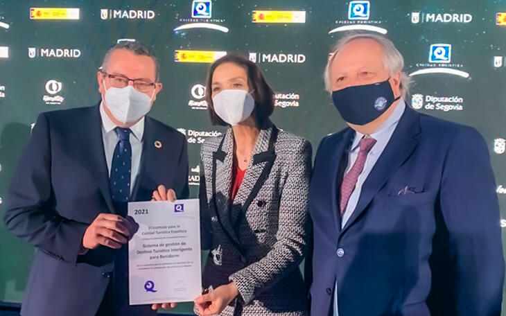 Toni Pérez recibe el reconocimiento de la ministra de Turismo, Reyes Maroto. 