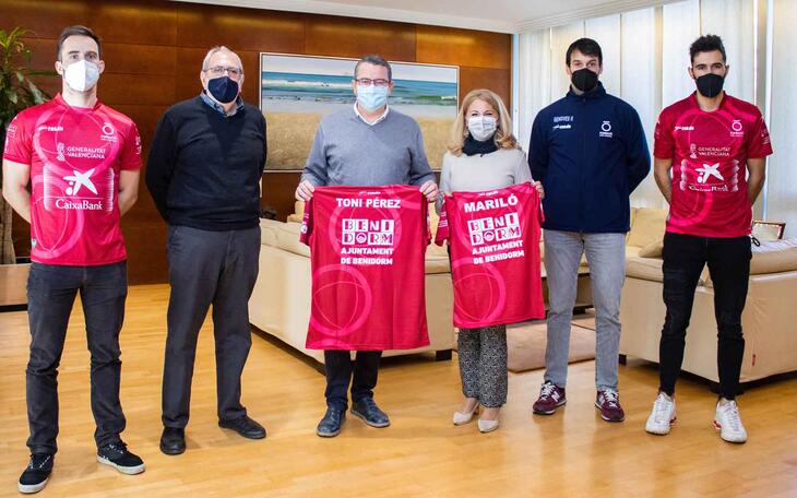 El equipo de Pilota Profesional de Benidorm visita el Ayuntamiento