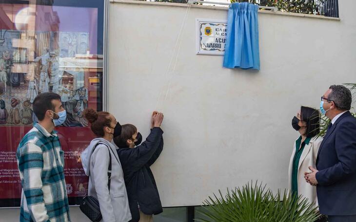Didac Navarro descubre la placa.