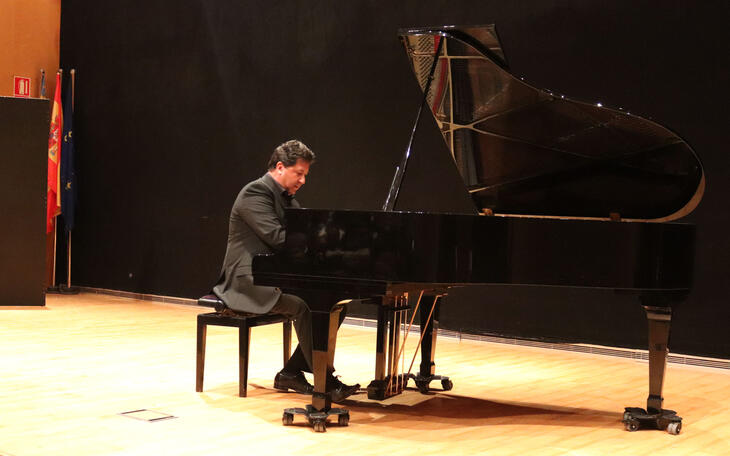 El pianista Jesús Gómez homenajeó a Pedro Iturralde en el Ciclo de Grandes Recitales
