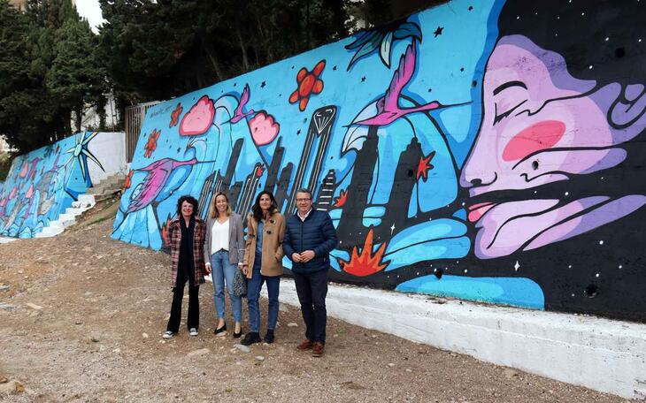 El Rincón de Loix luce desde hoy con un mural al aire libre, obra de la artista Ana Cortés ‘Bosska’, que homenajea a la mujer de Benidorm