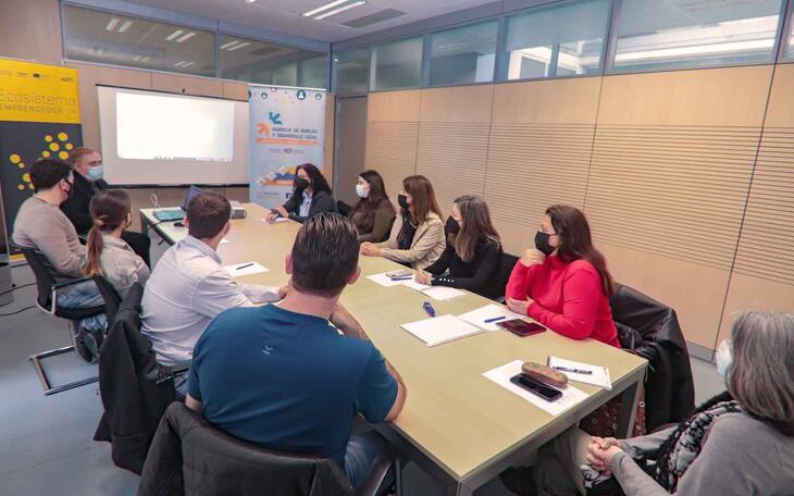 Los agentes de empleo de la comarca se reúnen en Benidorm en un encuentro convocado por el CEEI de Elche y el IVACE