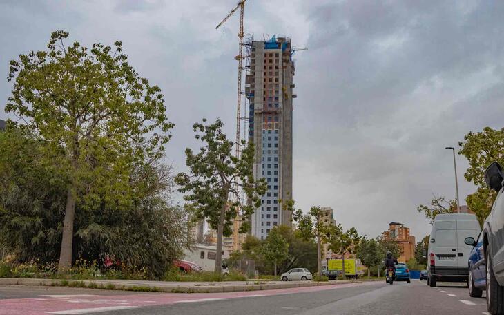 Benidorm inicia la renovación de conducciones de agua, pavimento y mejora de la accesibilidad en la calle Marina Alta