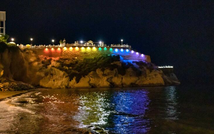 Benidorm se suma al ‘Día Internacional Contra la Homofobia’ iluminando el Castell con los colores de la bandera arcoíris