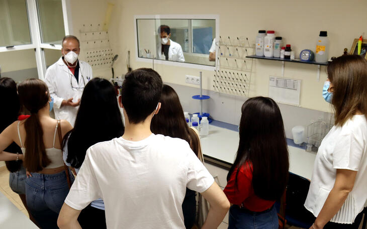 Alumnado del IES Bernat de Sarrià visita el laboratorio municipal 