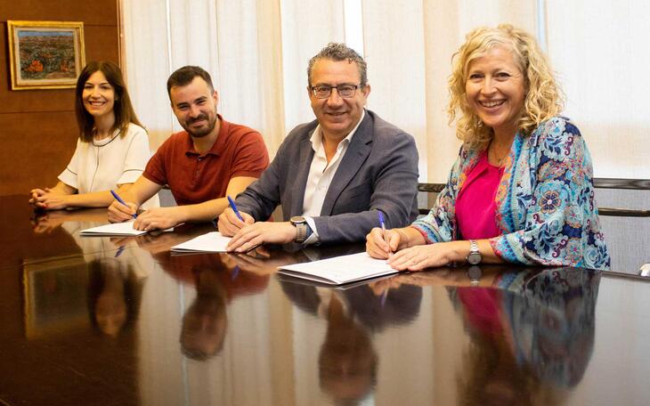 Toni Pérez firma el convenio de colaboración de Jeturbe