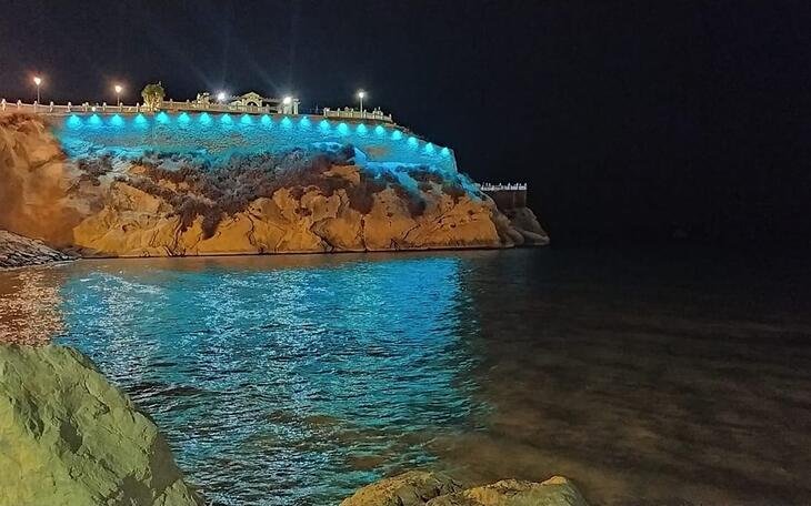 El Castell de Benidorm iluminado de color turquesa