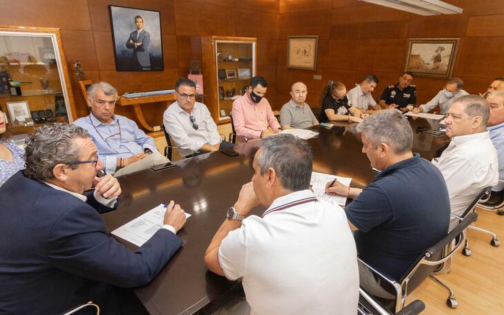 El alcalde ha celebrado esta mañana una reunión de coordinación junto a los diferentes agentes implicados