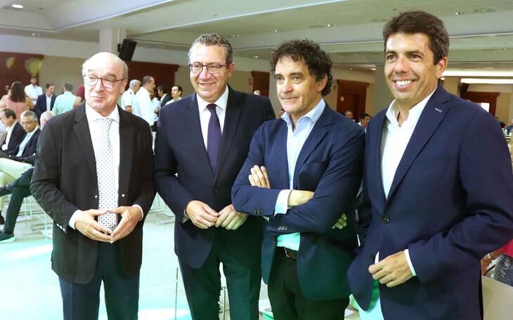 Mayor, Pérez, Colomez y Mazón en la asamblea de Hosbec.