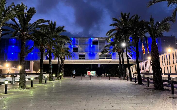 El edificio del Ayuntamiento, de azul.
