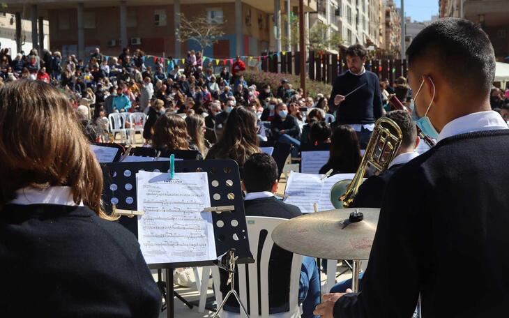 Alumnos Escuela de Música de Benidorm en una actuación.
