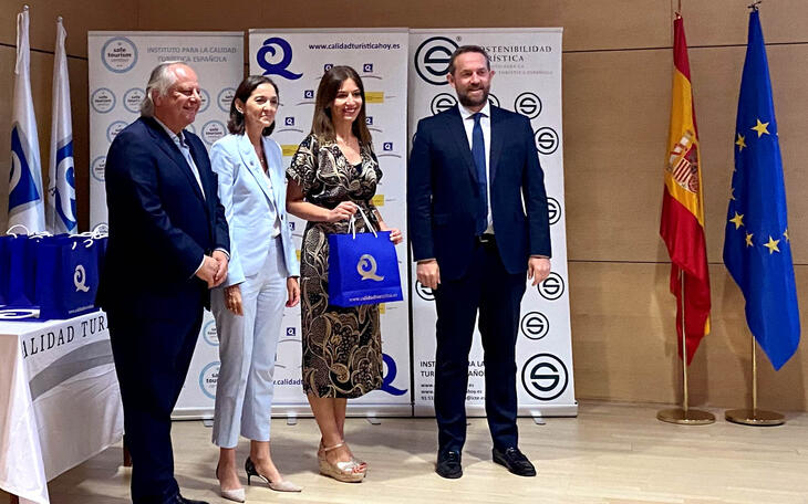 Mónica Gómez junto con la ministra Reyes Maroto