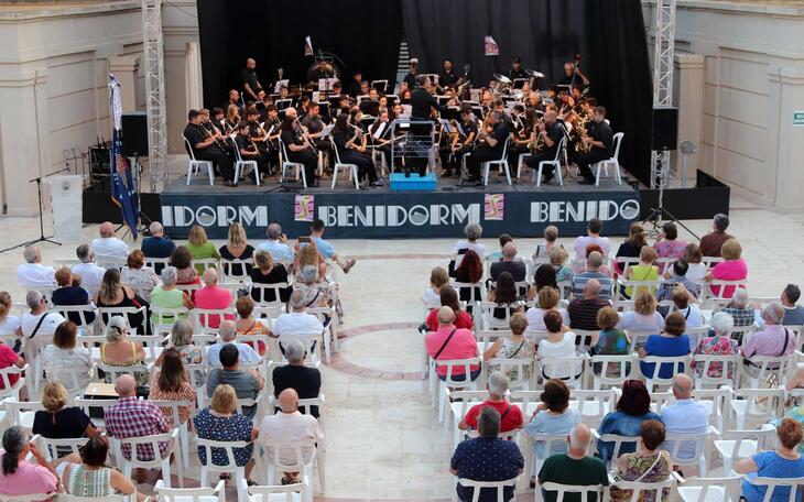 Imagen de concierto de bandas.