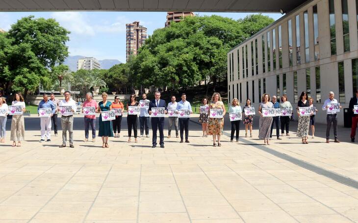 Imagen del minuto de silencio en las puertas del Ayuntamiento de Benidorm.
