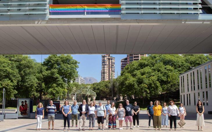 Un Benidorm multicolor conmemora el Día Internacional del Orgullo.