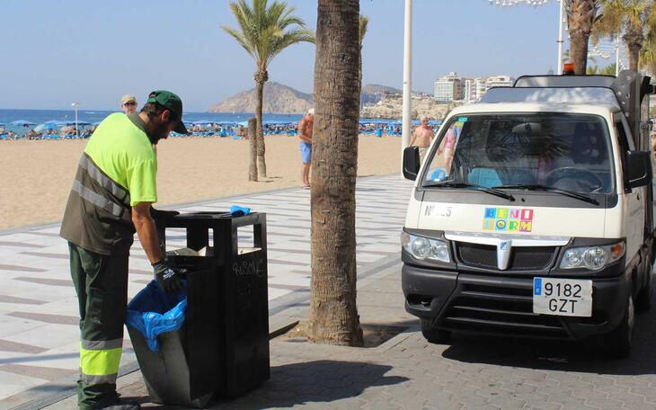 Operario realizando tareas de limpieza en la calle.