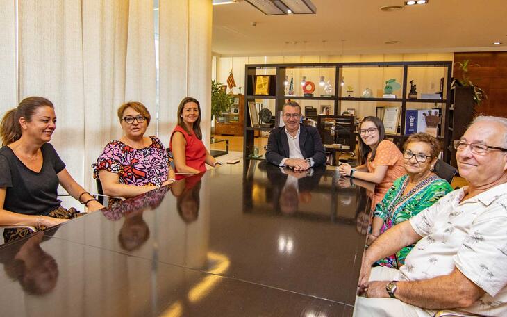 Toni Pérez recibe a Tamar Pérez Sánchez, Premio Extraordinario de Ciclo Medio