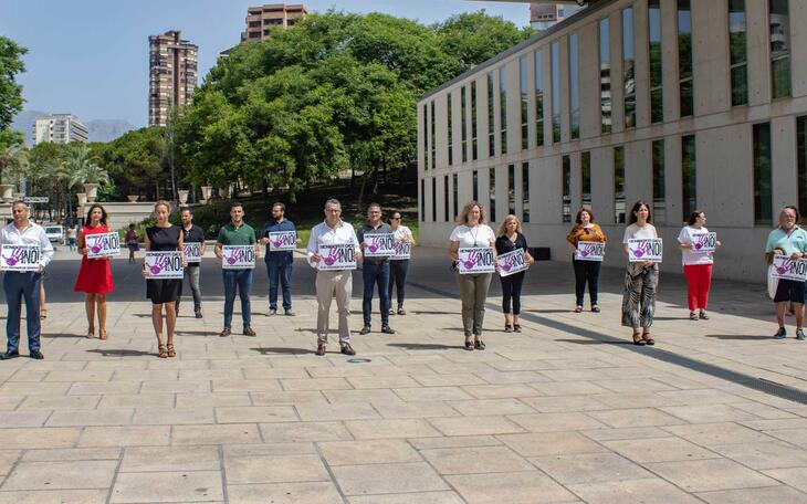 Imágen del minuto de silencio en la puerta deL Ayuntamiento