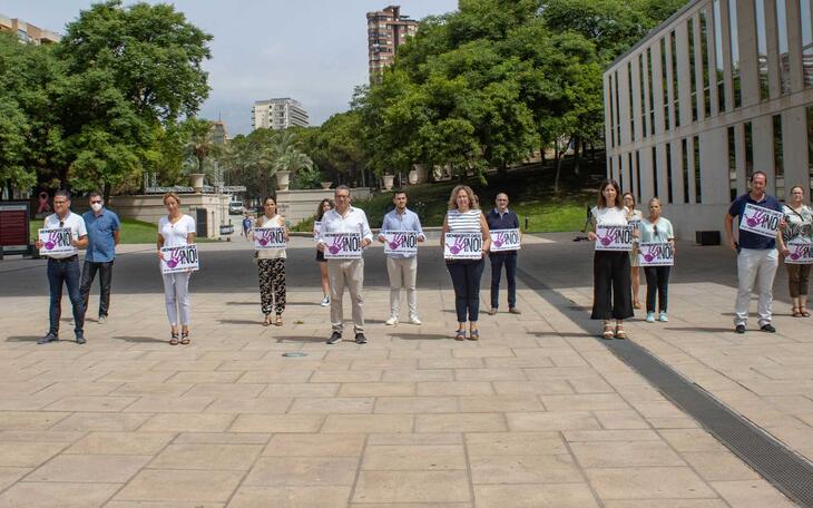 Minuto de silencio en la puerta del Ayuntamiento de Benidorm.