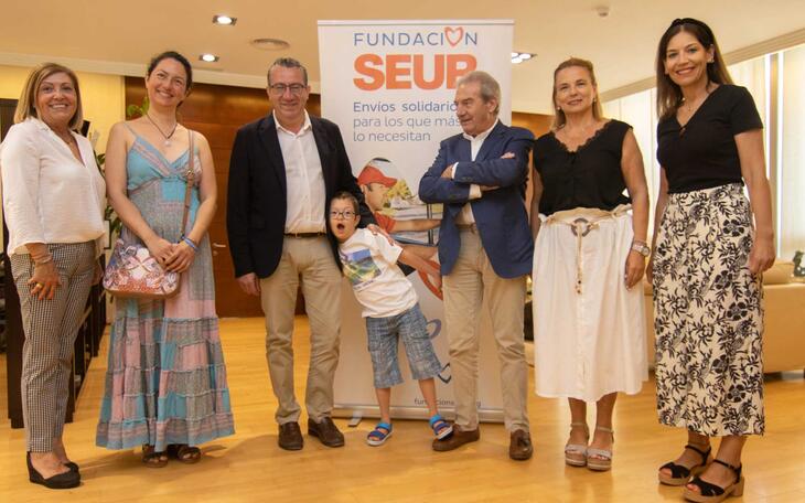 Leo, un niño de Benidorm de 8 años, recibe 3.200 euros para su terapia gracias a tapones reciclados 