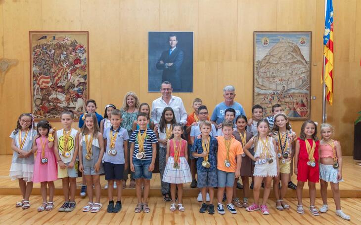 Toni Pérez recibe a los nadadores del CN Natación Benidorm ganadores del campeonato de España Benjamín-Alevín de Salvamento y Socorrismo 