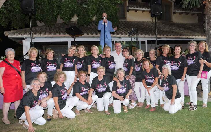 Toni Pérez y las voluntarias de Anémona.