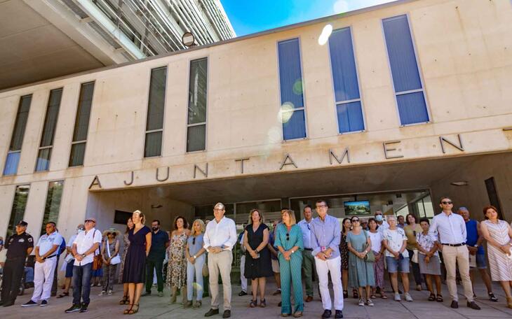 Benidorm guarda cinco minutos de silencio como repulsa al terrorismo en el 25º aniversario del asesinato de Miguel Ángel Blanco 