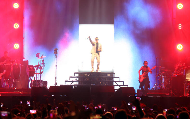 Alejandro Sanz firma una noche antológica en Benidorm ante 12.000 personas