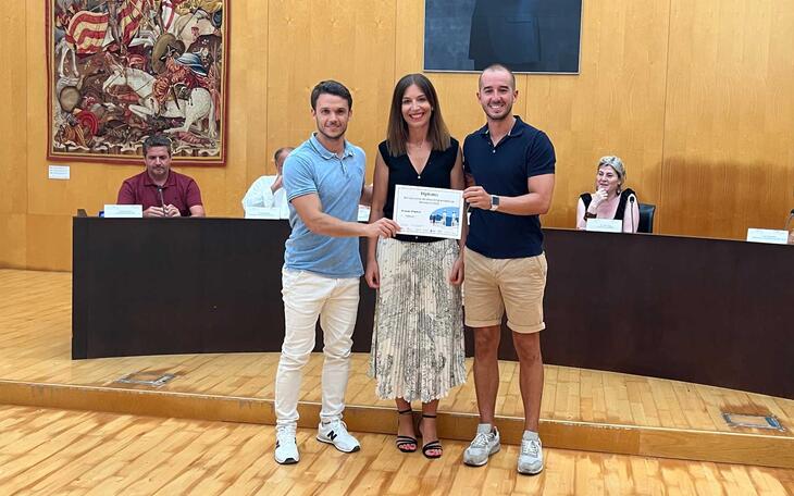 Mónica Gómez con los creadores de 