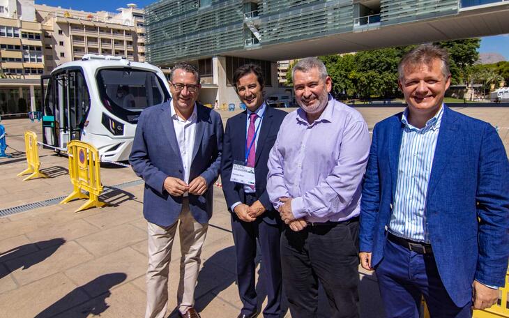 Benidorm prueba un vehículo eléctrico y sin conductor.