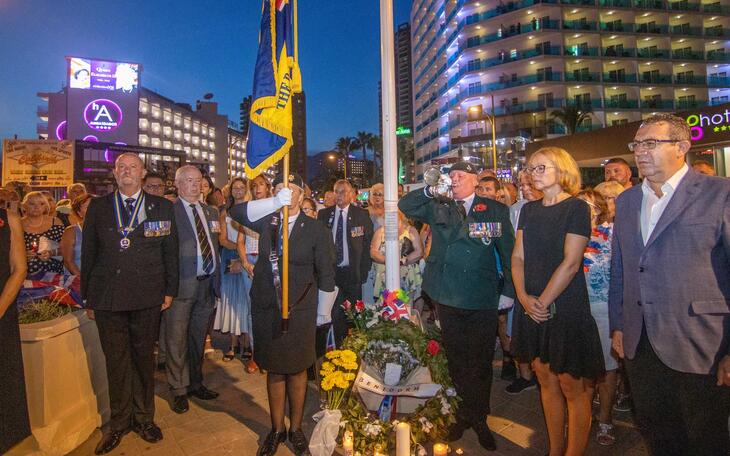 Último adiós a Isabel II en Benidorm.
