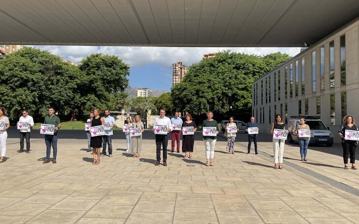 Minuto de silencio en el Ayuntamiento de Benidorm.