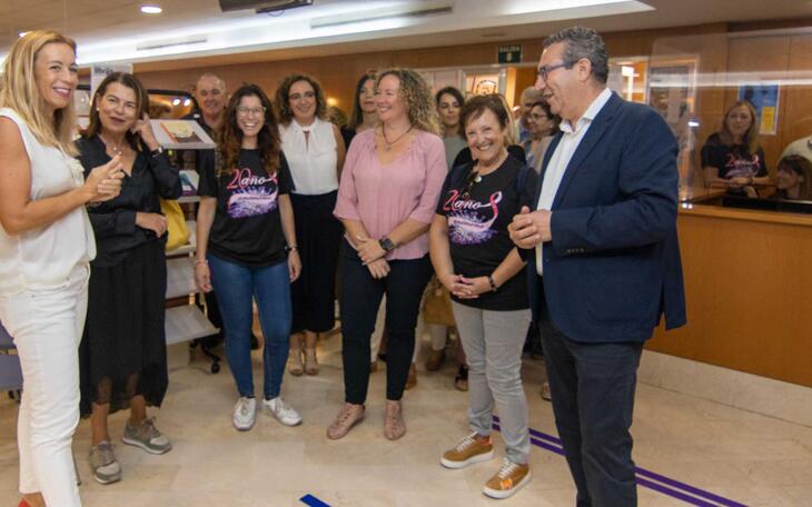 La biblioteca de Benidorm abre su espacio ‘Lazo Rosa’ con bibliografía específica sobre el cáncer de mama