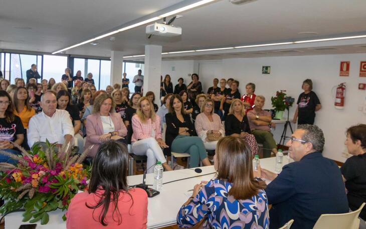 Benidorm, con Anémona, visibiliza el apoyo a las mujeres que sufren cáncer de mama